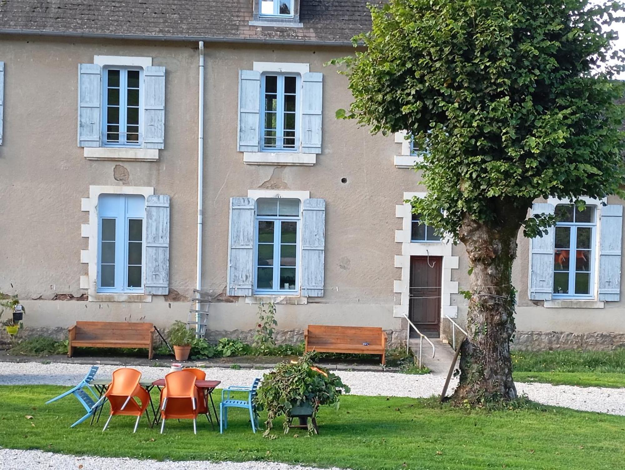 L' Ancienne Ecole Du Morvan Larochemillay Exteriör bild