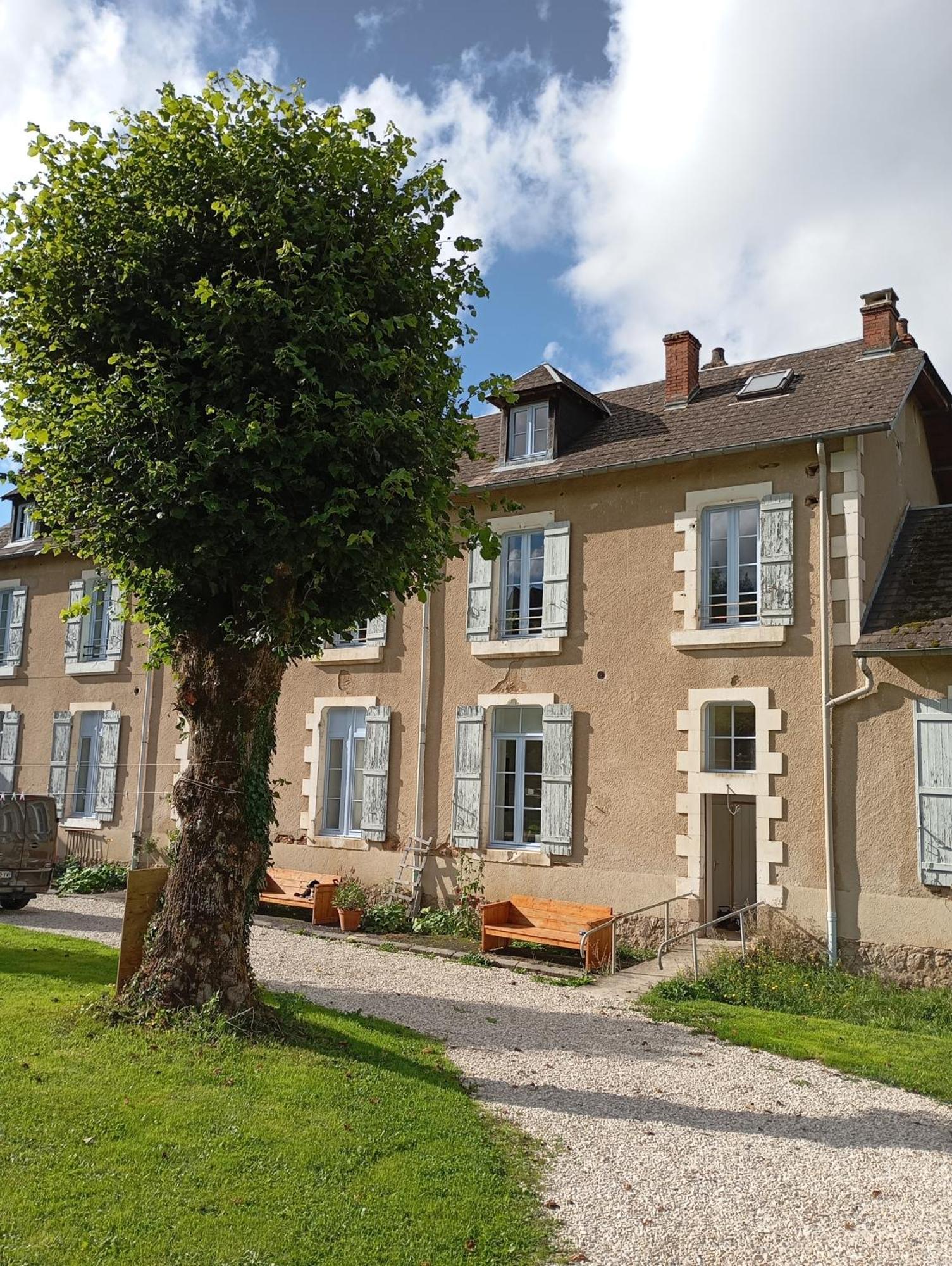 L' Ancienne Ecole Du Morvan Larochemillay Exteriör bild
